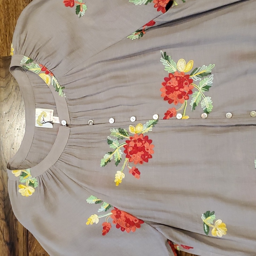 Womens Figs & Flowers gray top with crochet flowers size XL - Picture 2 of 5